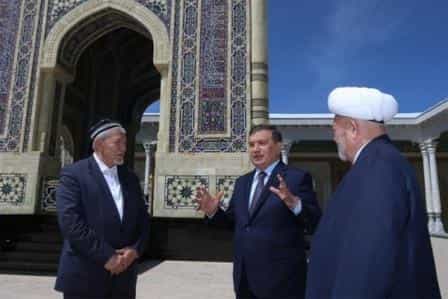 Президент Узбекистана посетил мавзолей Имама Бухари