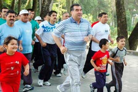 Президент Таджикистана Эмомали Рахмон лично принимает участие в забегах, которые регулярно проводятся в Таджикистане Президент Таджикистана Эмомали Рахмон лично принимает участие в забегах, которые регулярно проводятся в Таджикистане