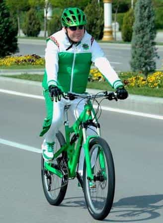 Президент Туркменистана Гурбангулы Бердымухаммедов увлекается верховой ездой и велоспортом Президент Туркменистана Гурбангулы Бердымухаммедов увлекается верховой ездой и велоспортом