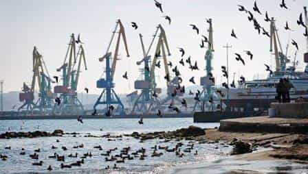 Санкции разоряют крымские порты?
