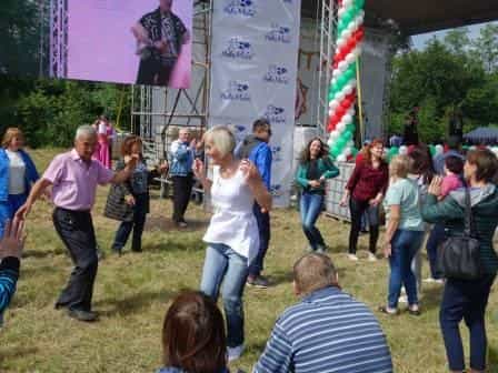 Аксакалы и разбитные разведенки пустились в пляс