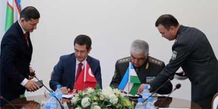 Министр обороны Узбекистана Кабул Бердиев провел переговоры с министром национальной обороны Турции Нуреттином Джаникли
