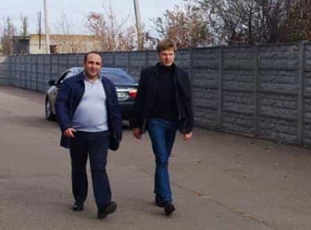 Арман Акопян (слева) и Алексей Гончаренко после передачи дрона батальону «Азов»