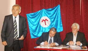 Милли Фирка с флагом, стратегией и тактикой