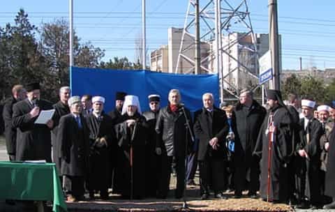 Никого из известных мусульманских деятелей на закладку мечети не пригласили. Зато был весь светский бомонд и христианские священники