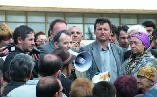 Поприветствовав участников пикета Мустафа Джемилев похвалил их за инициативу и немедленно после этого предложил снять пикет. 