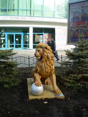 В центре крымской столицы власти установили скульптуру льва