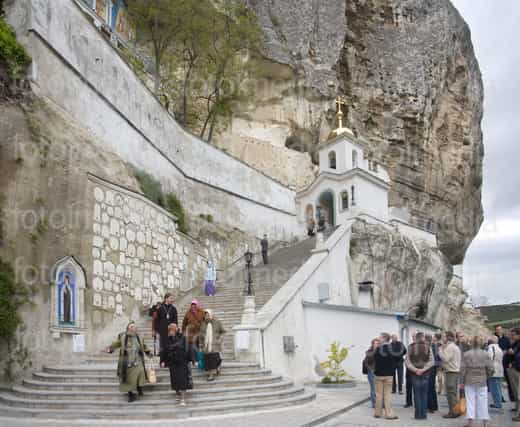 Свято-Успенский монастырь вновь оказался в зоне конфликта