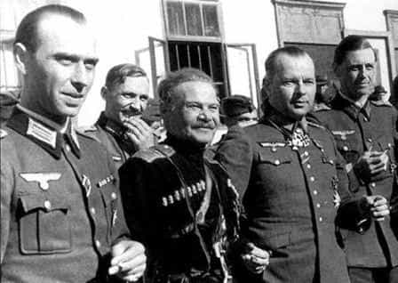 15 апреля 1942 года, Гитлер лично разрешил использовать казачьи части в качестве равноправных союзников Германии как в борьбе с партизанами, так и на фронте. На фото - казаки атамана Шкуро со своими нацистскими соратниками