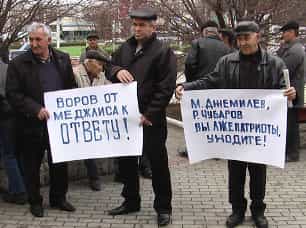 Примерно через час после начала мероприятия в Крымскотатарском театре оппозиционные меджлису общественные организации провели у входа в театр несанкционированный митинг.