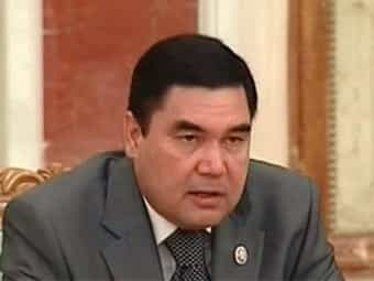 Президент Туркмении и рулит, и лечит