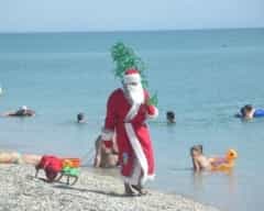 На крымских пляжах «загорает» Дед Мороз