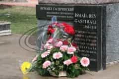 В Акмесджите возложили цветы к памятнику Исмаила Гаспринского