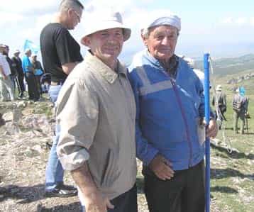Али Яячик (слева) и член Политсовета Милли Фирка Робеспьер Гралов (справа) на вершине Чатыр-Дага, 2009 г.