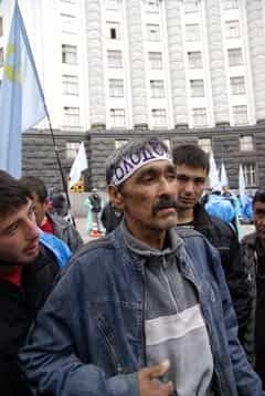 Крымские татары стекаются под стены Кабмина Украины