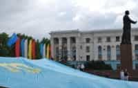 В центре Симферополя крымские татары развернули свой самый большой в мире флаг
