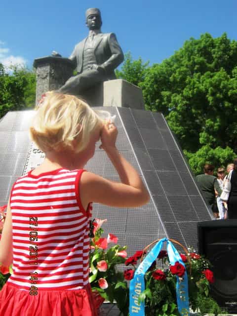 27 иая 2011 года в Карасубазаре (Белогорске) у памятника Бекиру Чобан-заде состоялось торжественное открытие детской площадки и сквера имени великого крымскотатарского поэта и просветителя.