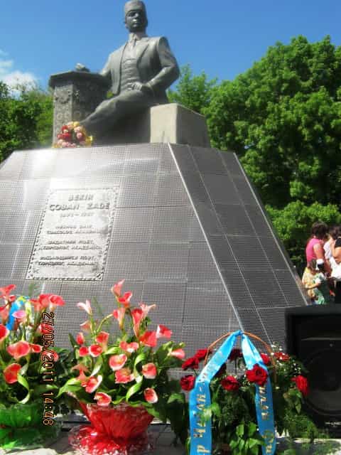Цветы у памятника Бекиру Чобан-заде в Карасубазаре