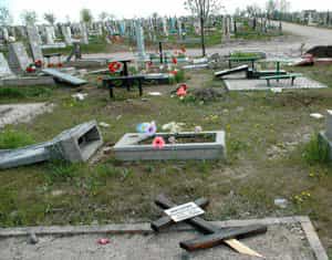 В Крыму осудили кладбищенских вандалов