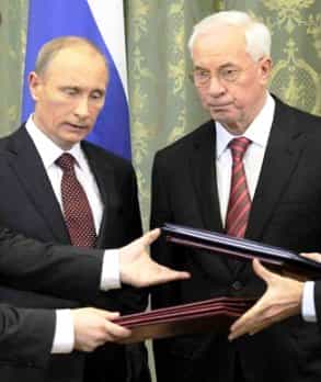 Премьер-министр России Владимир Путин (слева) и премьер-министр Украины Николай Азаров