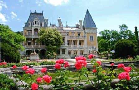 В Массандре находится дворец - бывшая резиденция государя Александра III В Массандре находится дворец - бывшая резиденция государя Александра III