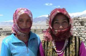 Я разговорилась с двумя молодыми кыргызками. Они очень обрадовались, когда узнали, что я из Кыргызстана. У нас были разные акценты, но ничто не мешало понимать друг друга.