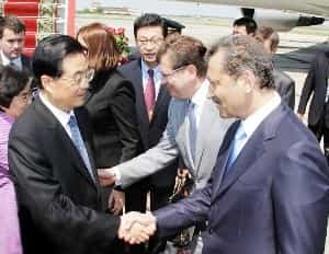 Глава КНР Ху Цзиньтао (слева) и премьер-министр Крыма Василий Джарты (справа)