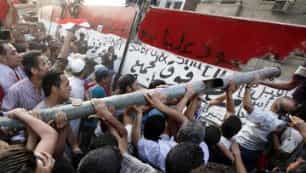 Арабы взяли штурмом посольство Израиля в Каире