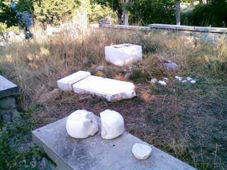 В Крыму продолжают громить мусульманские святыни 