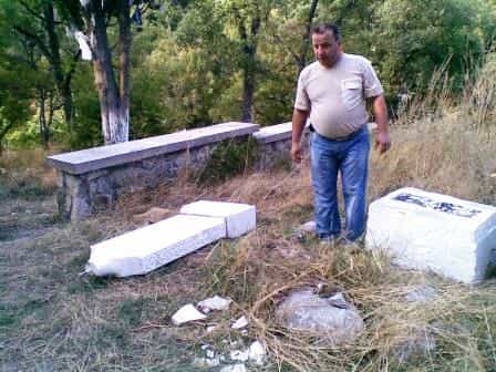 В Крыму продолжают громить мусульманские святыни 