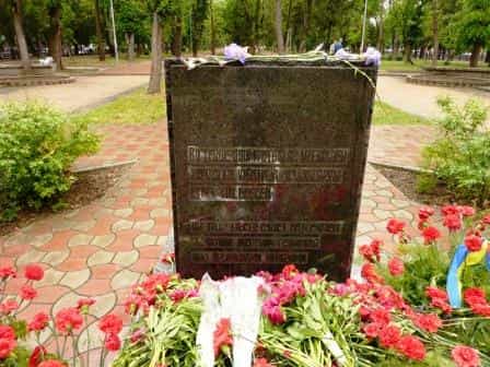 Памятный камень жертвам депортации в сквере им. Ленина, расположенном в районе железнодорожного вокзала в Симферополе