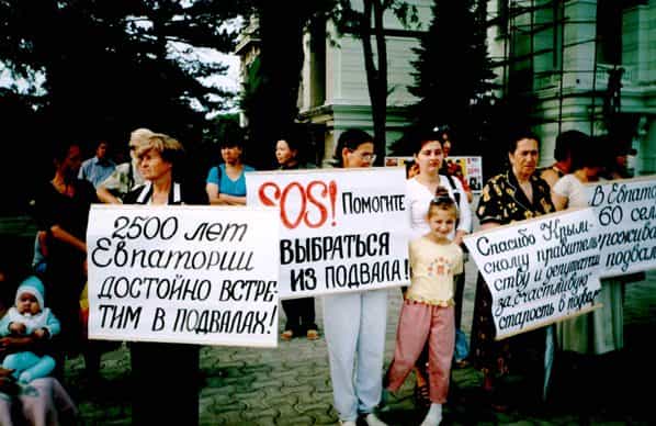 На каждого крымского татарина, включая 70-ти летнюю уроженку Кореиза Севиль Ирихову (в девичестве Куку) и восьмимесячную дочь одной из жительниц подвала пришлось более десяти человек силовиков