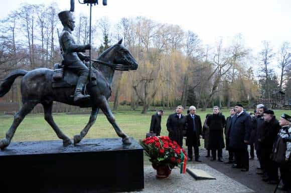Президент Татарстана возложил цветы к памятнику польским татарам