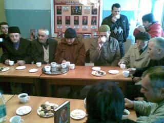 По крымскотатарской традиции гостей потчуют кофе. Презентация книг Якуба Керимова в библиотеке Алушты