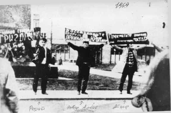 С плакатами, слева направо: Решат Джемилев, Энвер Аметов, Айдер Зейтуллаев