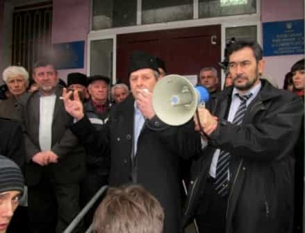 Председатели региональных меджлисов организовали подвоз людей на автобусах из разных регионов Крыма для митинга под зданием суда.