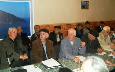 Ветеран Национального движения крымских татар Шевкет Меметов (в серой куртке)