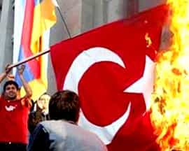 Армяне сожгли турецкий флаг