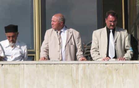 Ветераны Национального движения и члены Исполкома КТНФ на балконе Украинского театра. Слева направо: Аблязис-ага Кешфединов, Камиль Аметов, Рустем Халилов