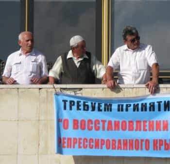 Ветераны Национального движения и члены Исполкома КТНФ на балконе Украинского театра. Слева направо: Энгвер-ага Аметов, Робеспьер-ага Гралов, Айдер Мустафаев 