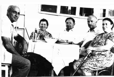 А. Аблаев (второй справа) в кругу родных и близких