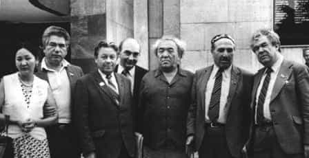  Встреча в редакции «Ленин байрагъы», 1983 г. Слева направо: Чингиз Айтматов с женой, Гариф Ахунов, Тимур Дагджи, Давид Кугультинов, Кайсын Кулиев, Мустай Карим.