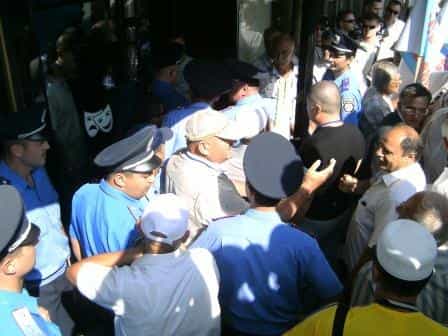 Милиция и охрана меджлиса не пускают делегатов Чрезвычайного общенародного собрания на трибуну