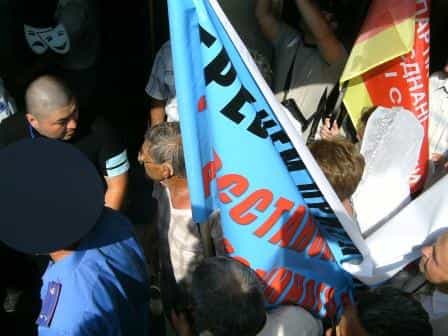 Милиция и охрана меджлиса не пускают делегатов Чрезвычайного общенародного собрания на трибуну