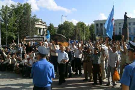 Делегаты Чрезвычайного Общенародного собрания 18 мая 2012 г. голосуют за Резолюцию собрания