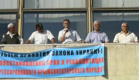 Резолюцию Чрезвычайного Общенародного собрания 18 мая 2012 г. зачитывает член Исполкома Крымскотатарского Народного Фронта Ринат Шаймарданов