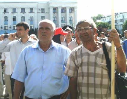 Ветераны Национального движения крымских татар Эльдар-ага Шабанов (слева) и Шевкет-ага Харакчиев (справа) слушают делегатов Чрезвычайного Общенародного собрания 18 мая 2012 г.