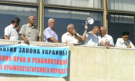 С основным докладом на Чрезвычайном Общенародном собрании 18 мая 2012 г. выступает член Исполкома Крымскотатарского Народного Фронта, председатель Кенеша (Совета) Милли Фирка Васви Абдураимов