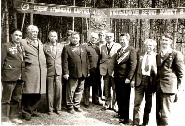 Майская сходка крымских партизан, 1985 г. Второй справа - Айдер Мустафаев, третий справа - Сейтмемет Таиров, шестой справа - Мустафа Селимов