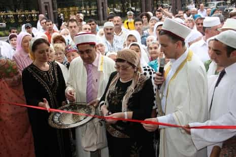 Красную ленту торжественно перерезала  Някия Насрединовна Ахметова